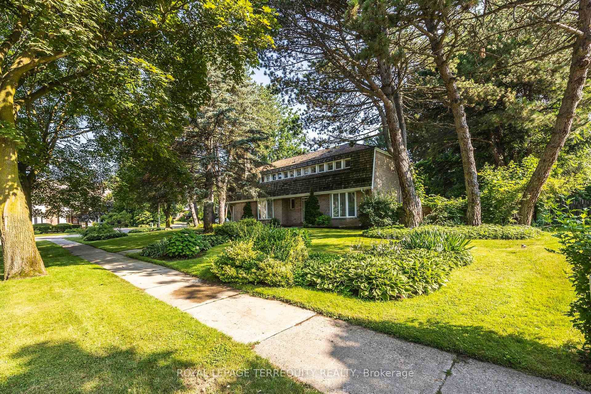 2 Chieftain Crescent, Bridle Path / York Mills / Hoggs Hollow, ON M2L 2H4 - Photo 1