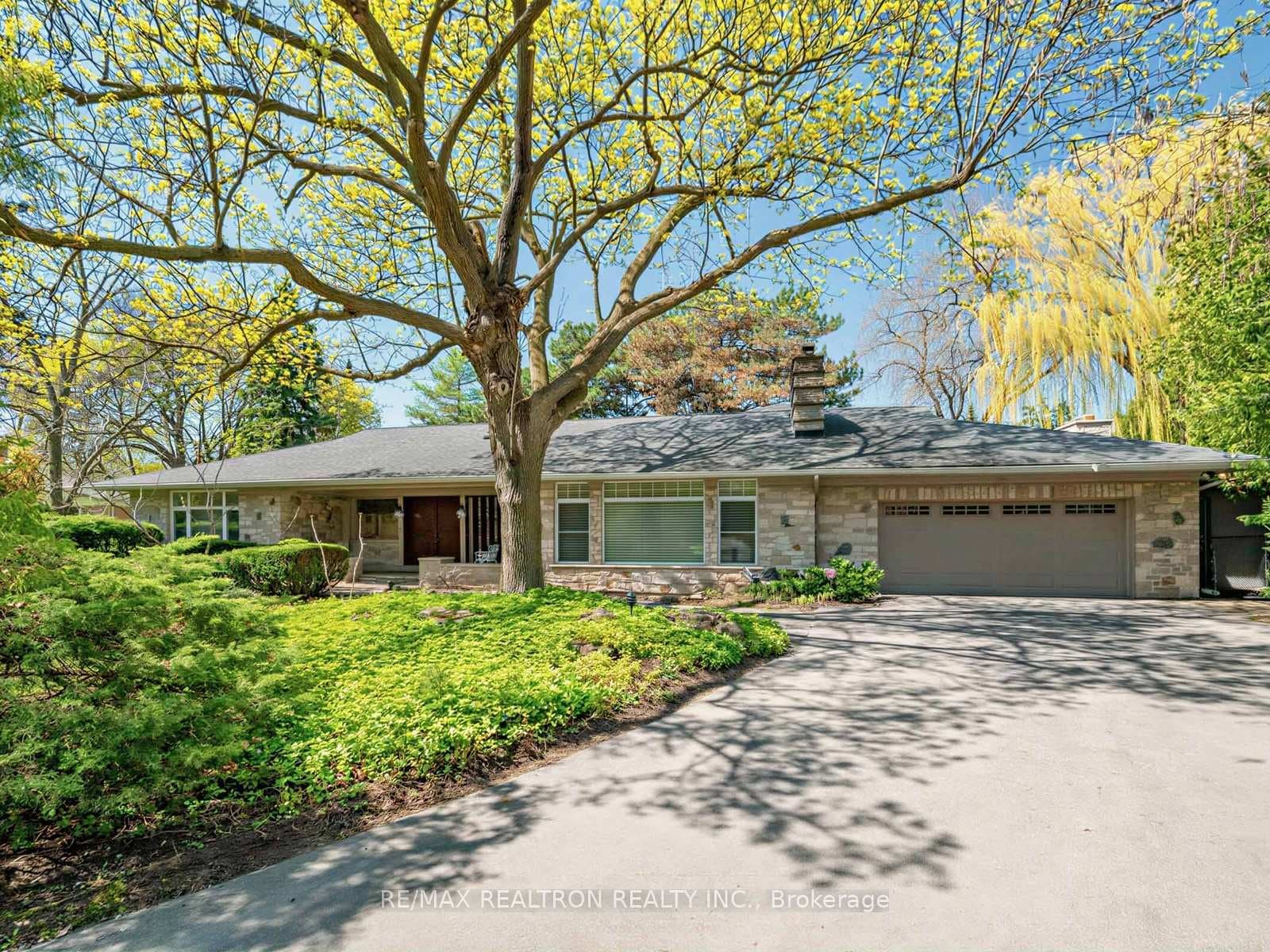 11 Mead Court, Bridle Path / York Mills / Hoggs Hollow, ON M2L 2A5 - Photo 1