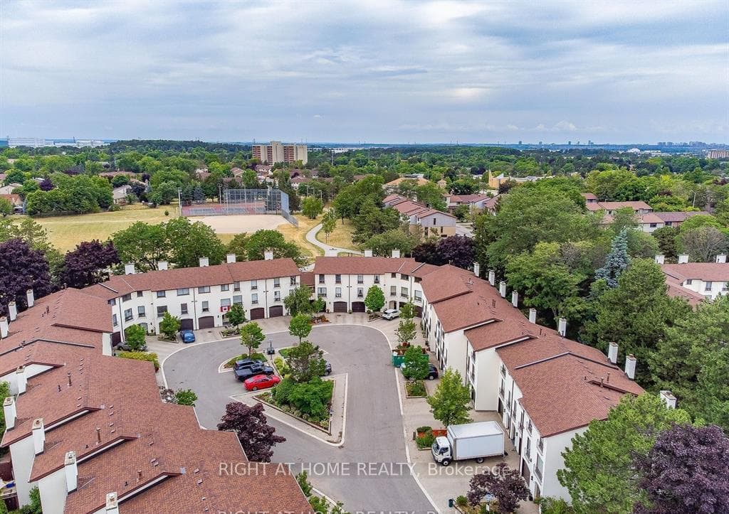 6679 Shelter Bay Road Unit 32, Mississauga, ON L5N 2A2 - Photo 1