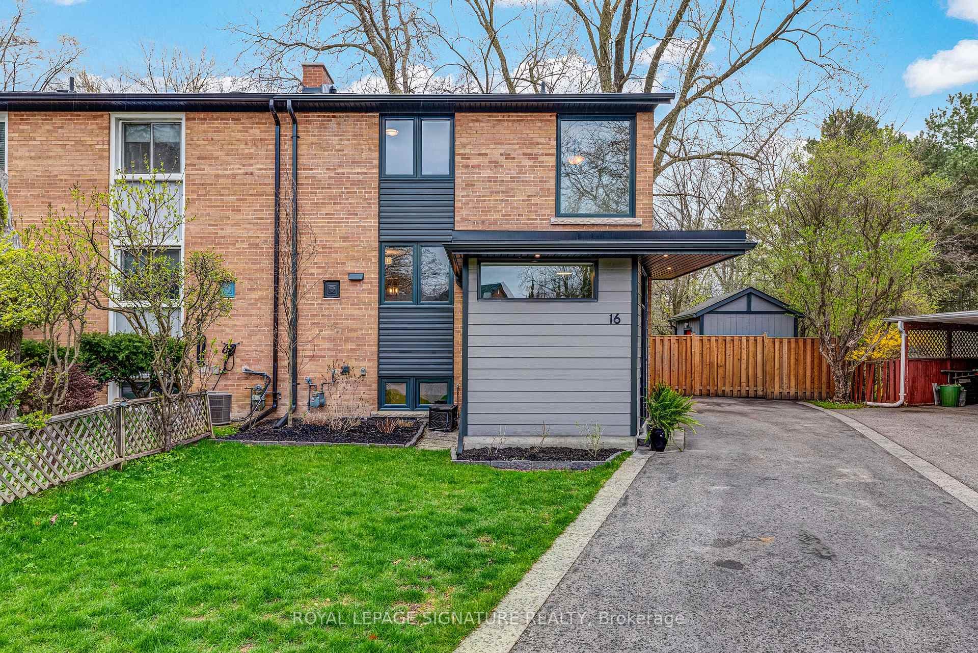 16 Veery Place, Don Mills / Parkwoods / Victoria Village, ON M3C 2E1 - Photo 1