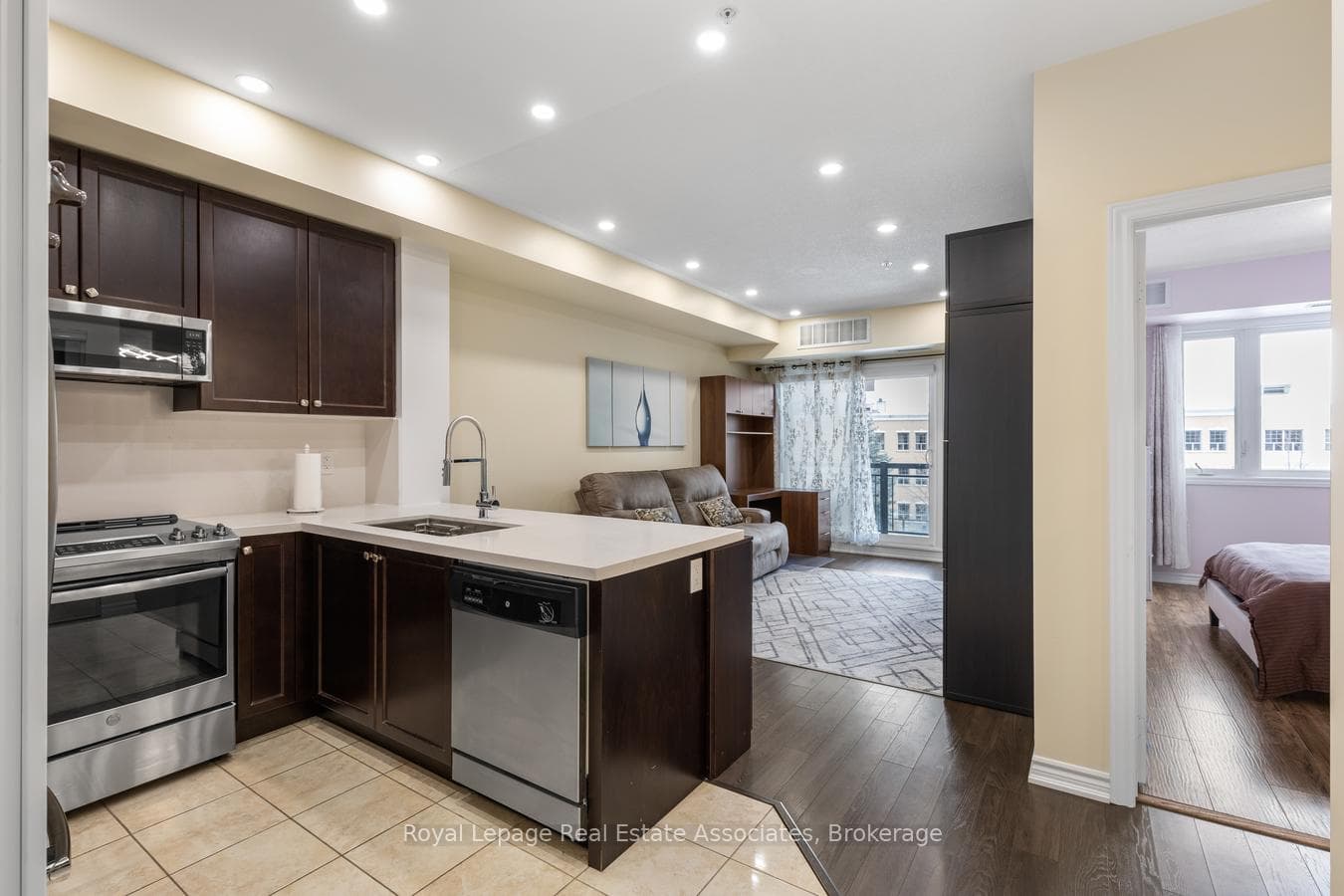 570 Lolita Gardens Unit 325, Mississauga, ON L5A 0A1 - Photo 1